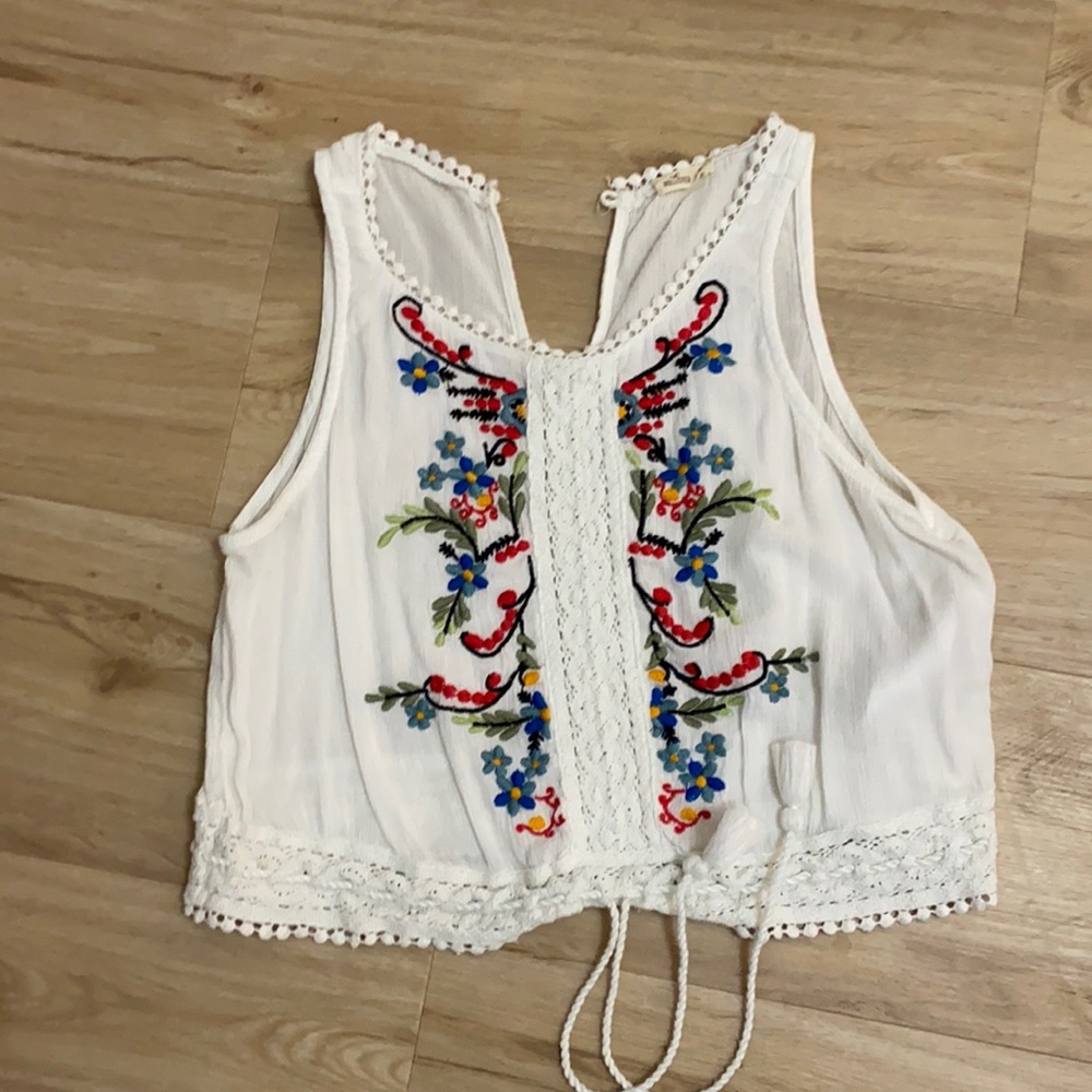 White hollow top